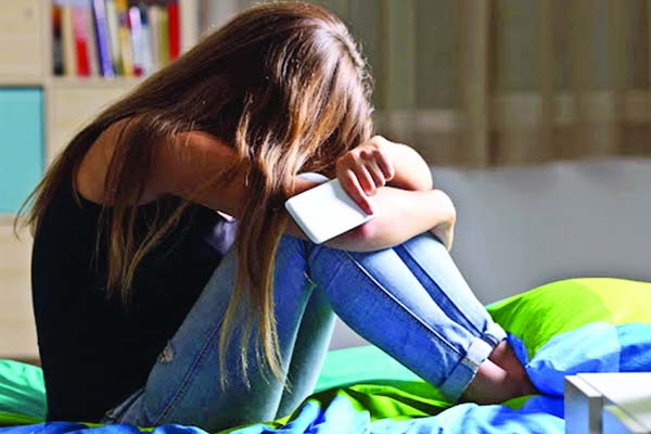 লকডাউনে মানসিক সমস্যা কাটিয়ে উঠতে কী করবেন