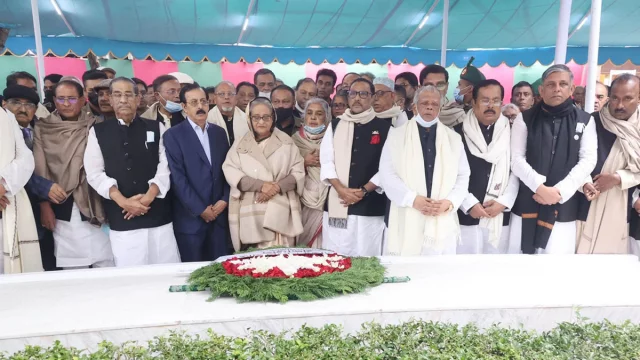 আওয়ামী লীগের নতুন কমিটির টুঙ্গিপাড়ায় বঙ্গবন্ধুর সমাধিতে শ্রদ্ধা নিবেদন