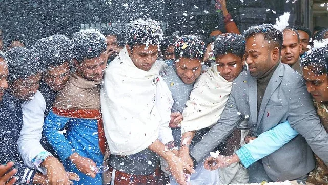 তীব্র শীতের মধ্যে ছাত্রলীগের ৭৫তম প্রতিষ্ঠাবার্ষিকী উদ্‌যাপন