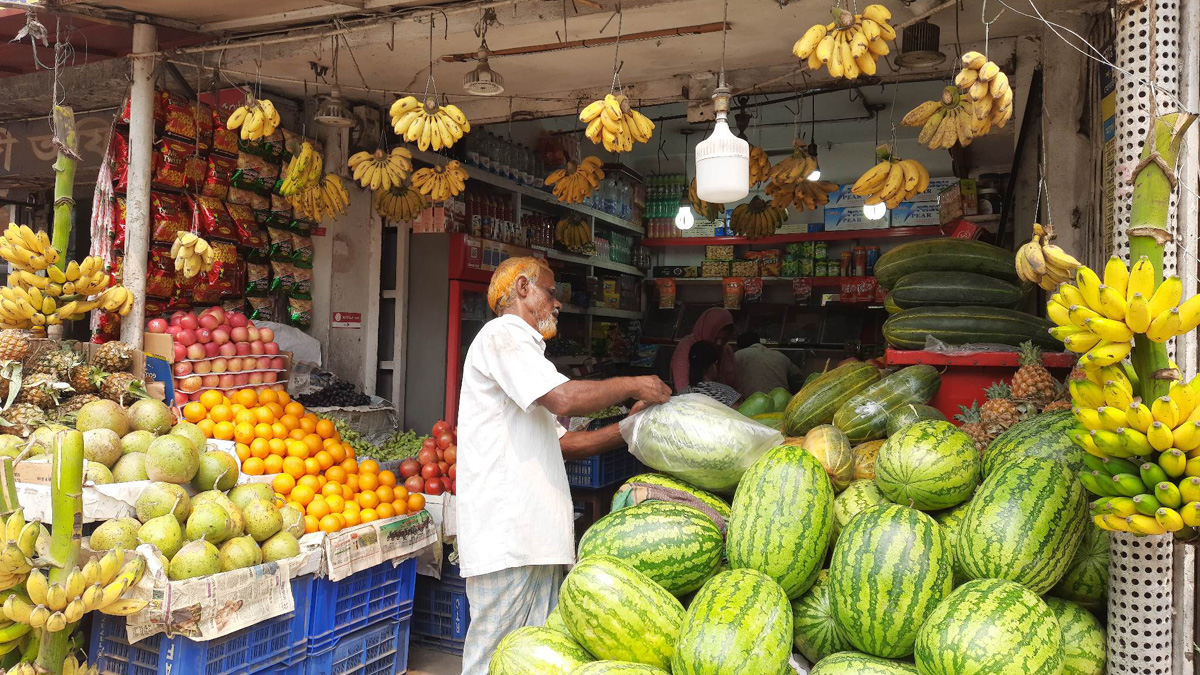 ফলের দাম আকাশচুম্বী, শুনে ফিরে যাচ্ছেন ক্রেতা