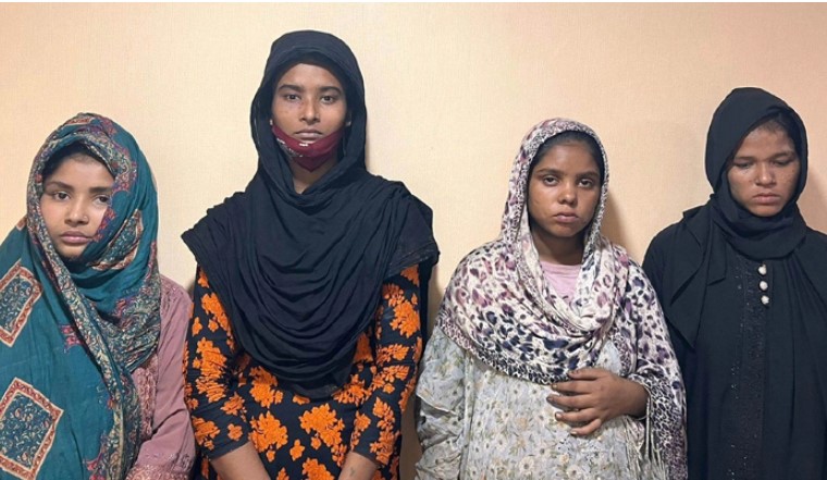 বাচ্চা কোলে নিয়ে ছিনতাই করে তারা
