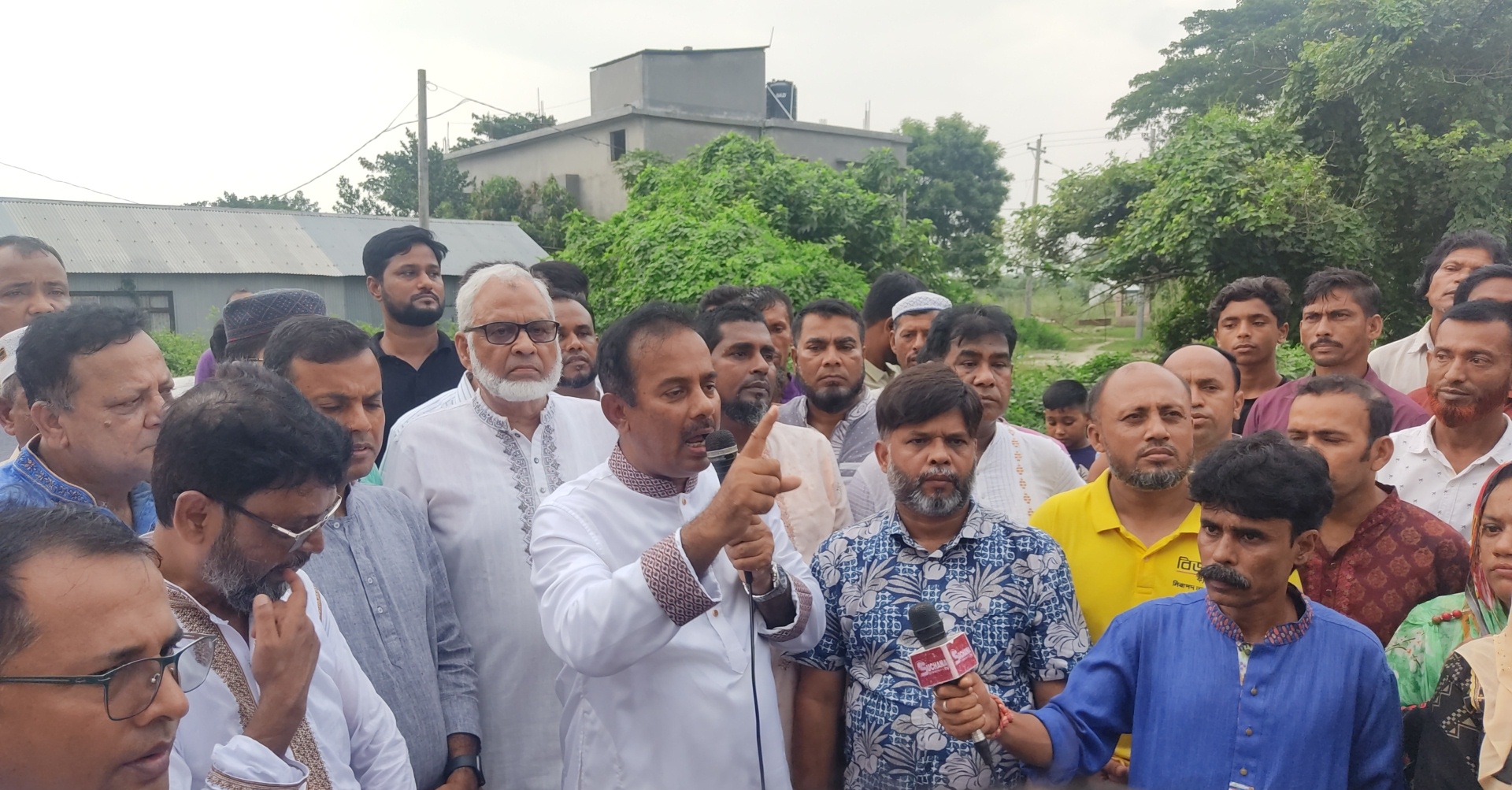 তিতাসের ভূইয়া’র বাজারে গণসংযোগ করেন ইঞ্জিনিয়ার আব্দুস সবুর