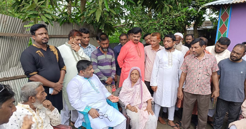 আলফাডাঙ্গায় বাড়ি বাড়ি ঘুরলেন এমপি প্রার্থী দোলন, দেখলেন মানুষের অসহায়ত্ব