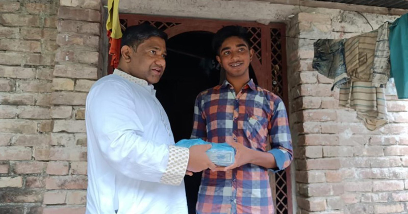 জিপিএ-৫ পাওয়ায় দরিদ্র শিক্ষার্থীর বাড়িতে উপহার নিয়ে দোলন