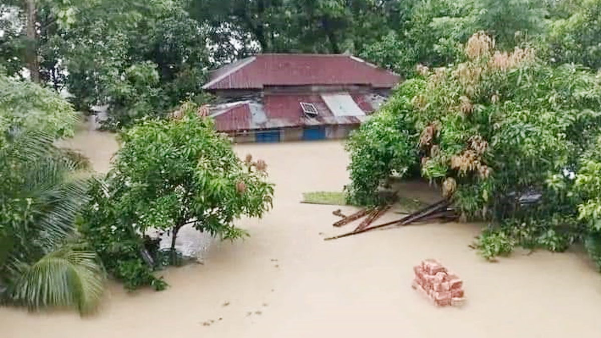সুপেয় পানি ও খাবার সংকটে চট্টগ্রামের পানিবন্দি মানুষ