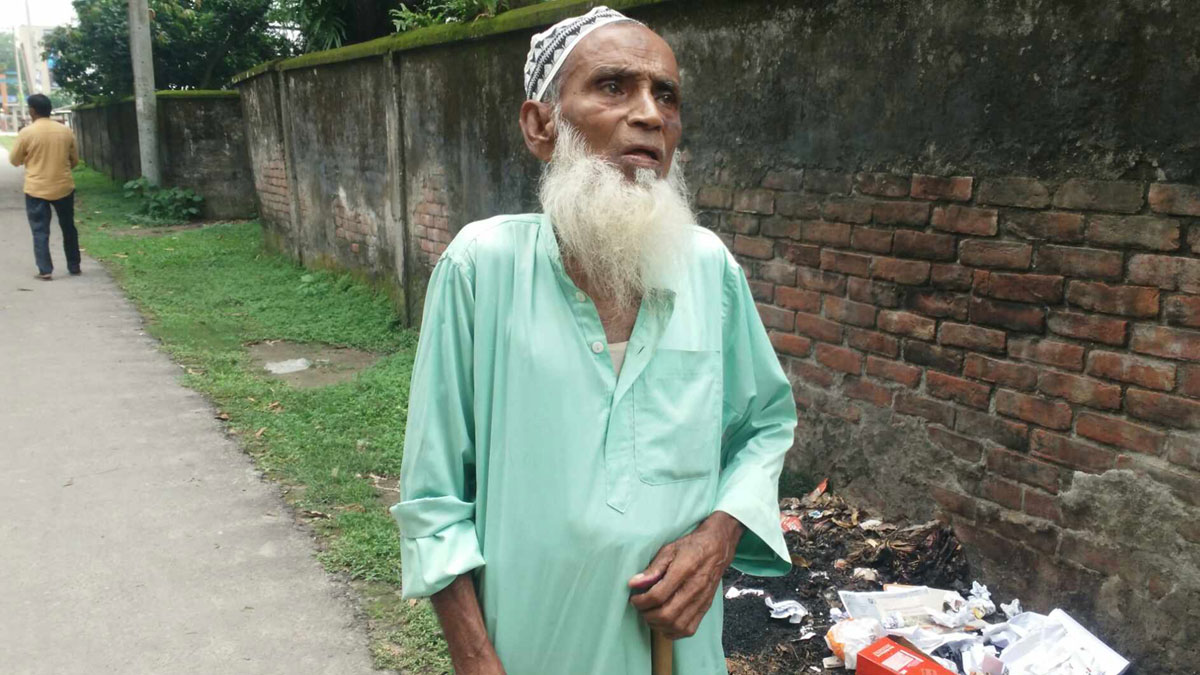 জমি লিখে না দেওয়ায় বৃদ্ধ বাবাকে বাড়ি থেকে তাড়িয়ে দেন ছেলেরা
