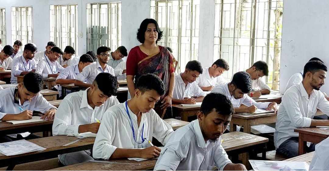 ঝালকাঠিতে এইচএসসি পরিক্ষার কেন্দ্র পরিদর্শন করলেন জেলা প্রশাসক