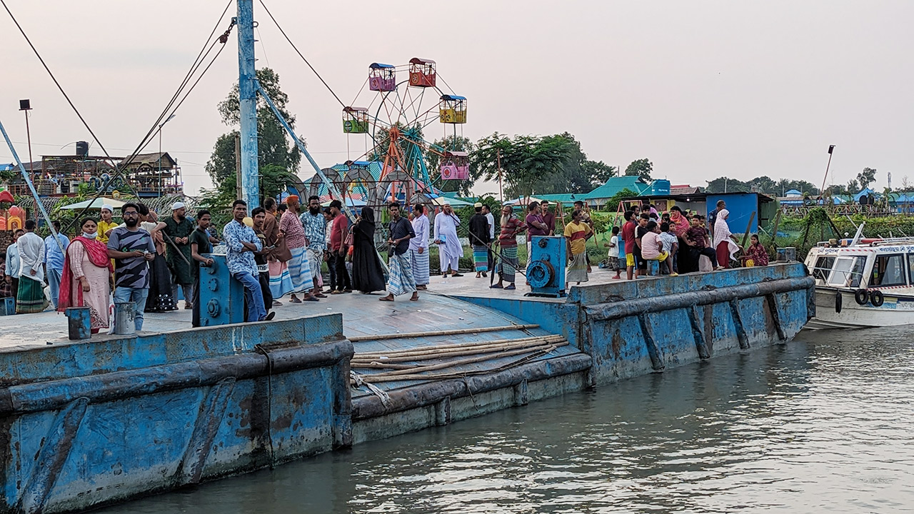 মেঘনায় ট্রলারডুবি, চার শিশুসহ নিখোঁজ ৫ জনের অপেক্ষায় স্বজনরা