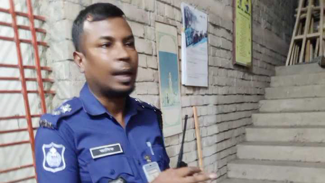 কলেজছাত্রকে ইয়াবা দিয়ে ফাঁসানোর চেষ্টা, ক্ষমা চাইলেন এসআই