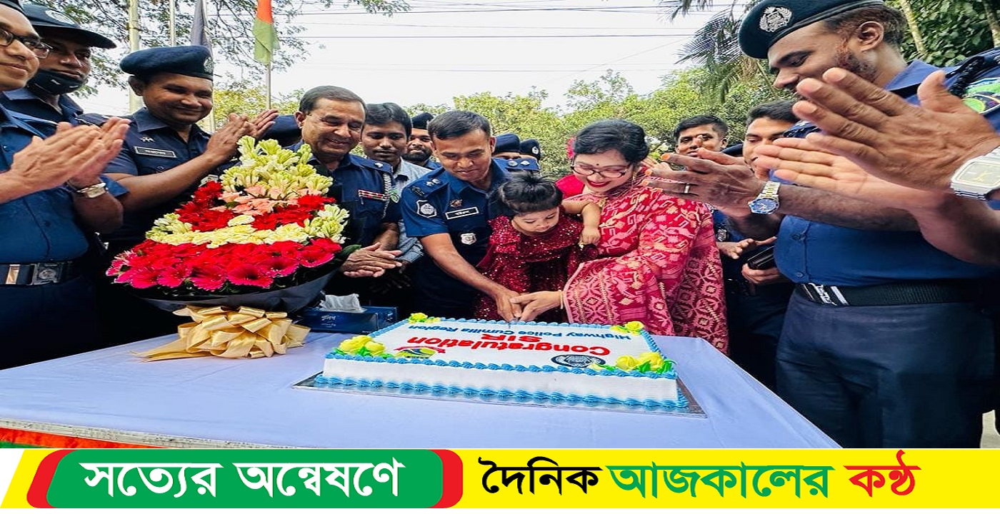 অতিরিক্ত ডিআইজি পদে পদোন্নতি পেয়ে সহকর্মীদের ফুলেল শুভেচ্ছা