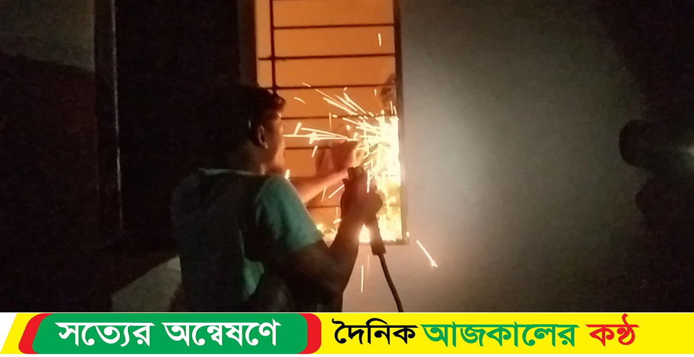 সিলগালা করা ভবনের গ্রিল কেটে বস্তা সরানোর চেষ্টা খাদ্য কর্মকর্তার