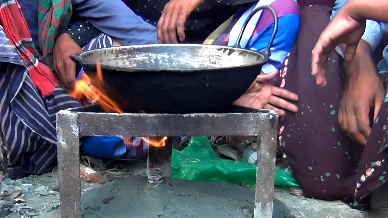 নলকূপ স্থাপন করতে গিয়ে প্রাকৃতিক গ্যাসের সন্ধান পাওয়া গেছে