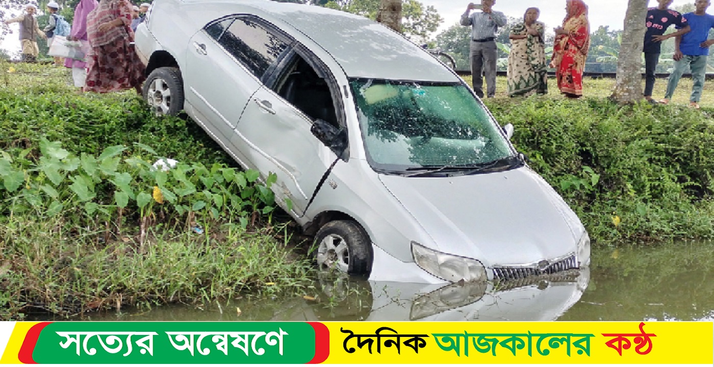 ময়মনসিংহে ট্রেনের ধাক্কায় পুকুরে প্রাইভেটকার