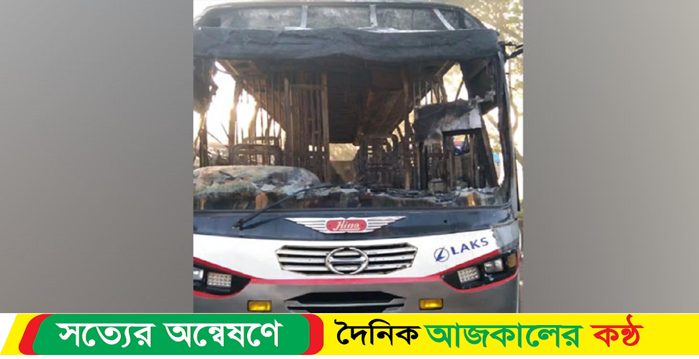 টার্মিনালে রাখা বাসে আগুন