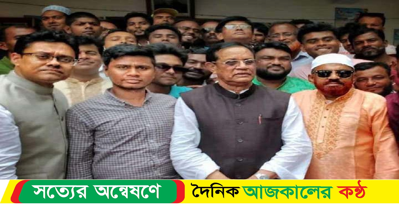 এমপির সঙ্গে ডাকাতের ছবি ফেসবুকে ভাইরাল