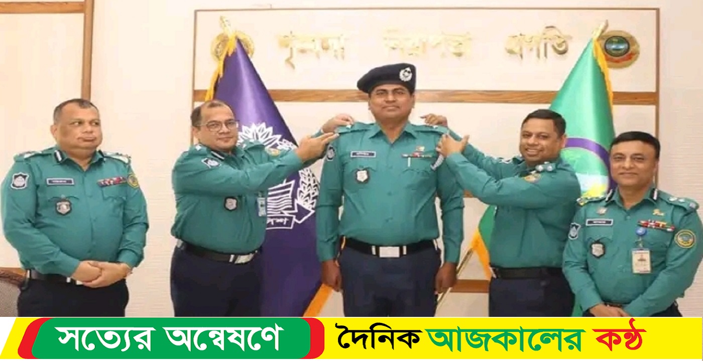 পদোন্নতিপ্রাপ্ত পুলিশ সদস্যদের র্যাংক ব্যাজ পরিধান