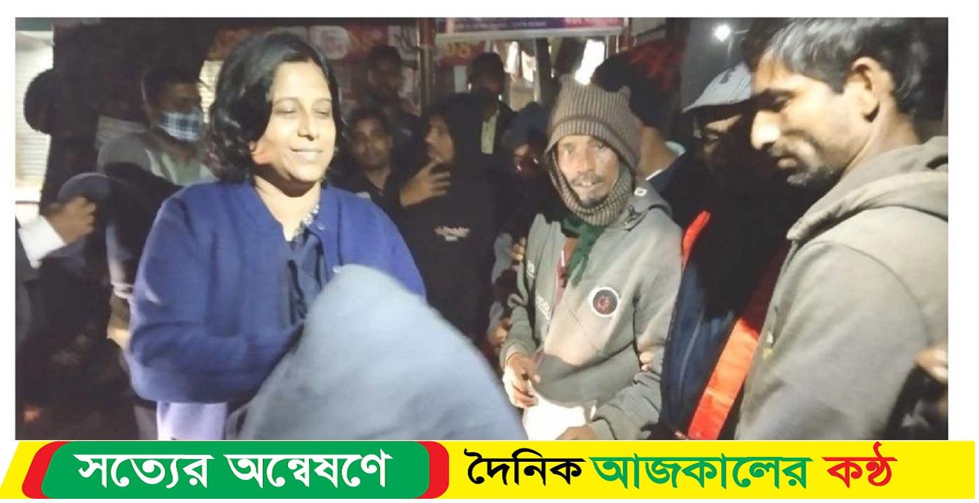 ঝালকাঠিতে রাতে ঘুরে ঘুরে শীর্তাদের হাতে কম্বল তুলে দিলেন জেলা প্রশাসক
