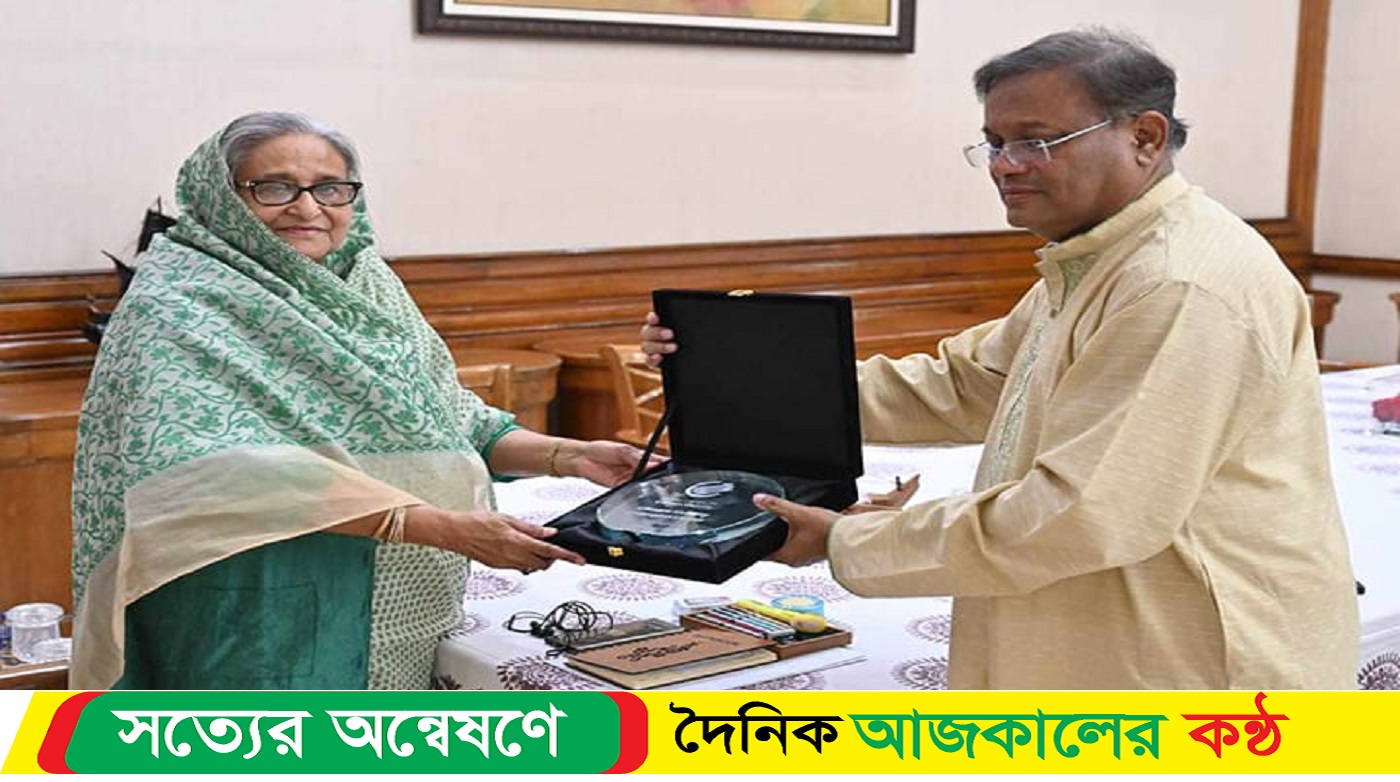 প্রধানমন্ত্রীর হাতে অ্যাওয়ার্ড তুলে দিলেন : তথ্যমন্ত্রী
