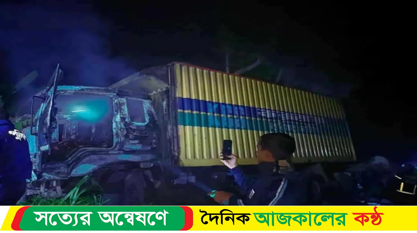 সিরাজগঞ্জে কুরিয়ার সার্ভিসের কাভার্ড ভ্যানে আগুন