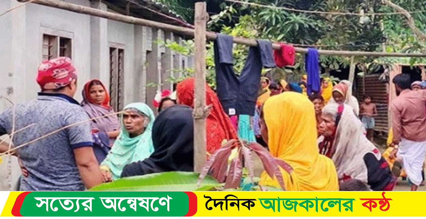 আয়ার সঙ্গে অন্তরঙ্গ অবস্থায় আটক