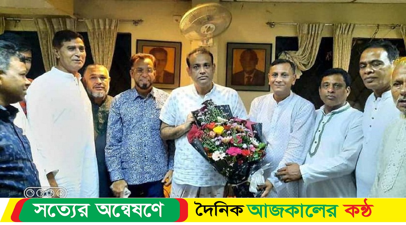 ভূমিমন্ত্রী জাবেদ এমপিকে ফুলেল শুভেচ্ছা