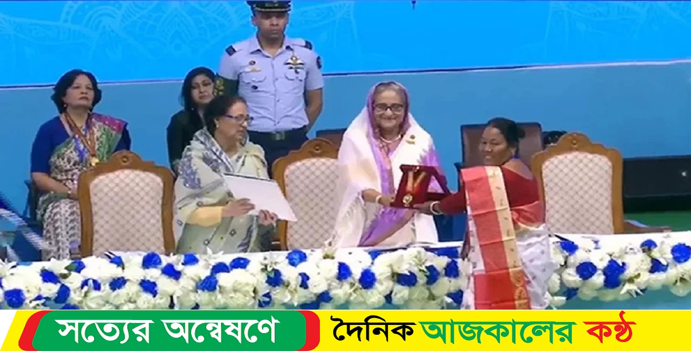 রোকেয়া পদক তুলে দিলেন প্রধানমন্ত্রী