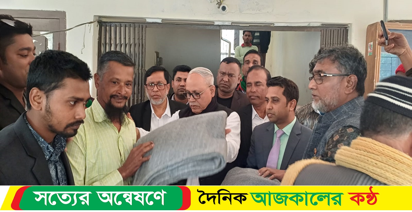 হতদরিদ্রদের মাঝে কম্বল বিতরণ করছেন : হাফিজ মল্লিক