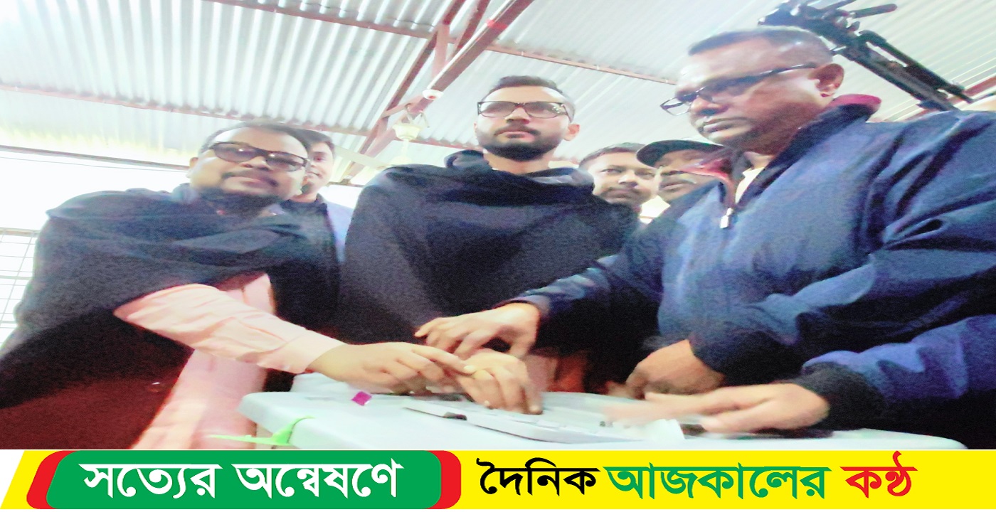নড়াইল শহরের সরকারি টেকনিক্যাল স্কুল কলেজ ভোট কেন্দ্রে ভোট দিলেন. মাশরাফি