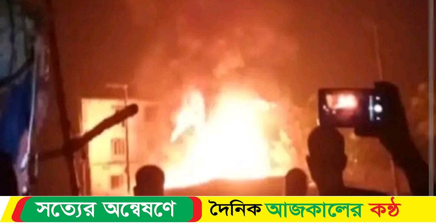 বরিশালে ভোর রাতে অগ্নিকান্ডে চারটি দোকান পুরে চাই,দগ্ধ হয়ে মারা গেলো কলেজ ছাত্র