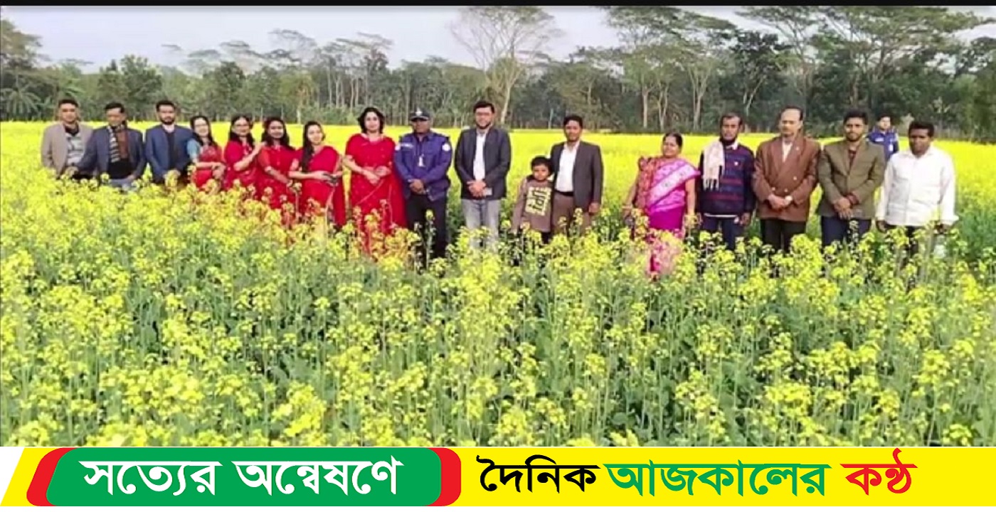 সরিষার বাম্পার ফলন পরিদর্শনে জেলা প্রশাসক