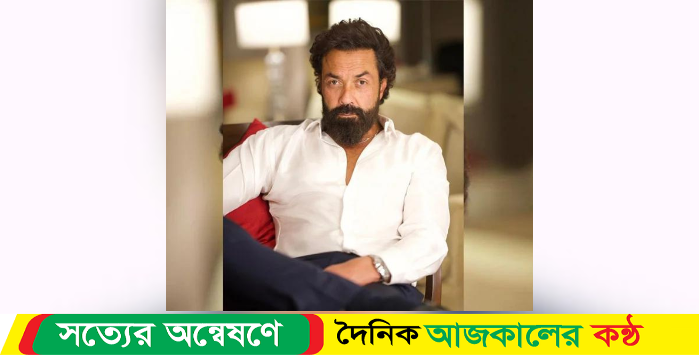 ববিকে জড়িয়ে ধরে নারী ভক্তের চুমু