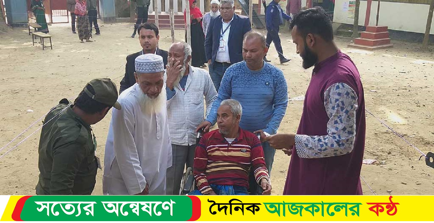 হুইল চেয়ারে চেপে ভোট দিলেন