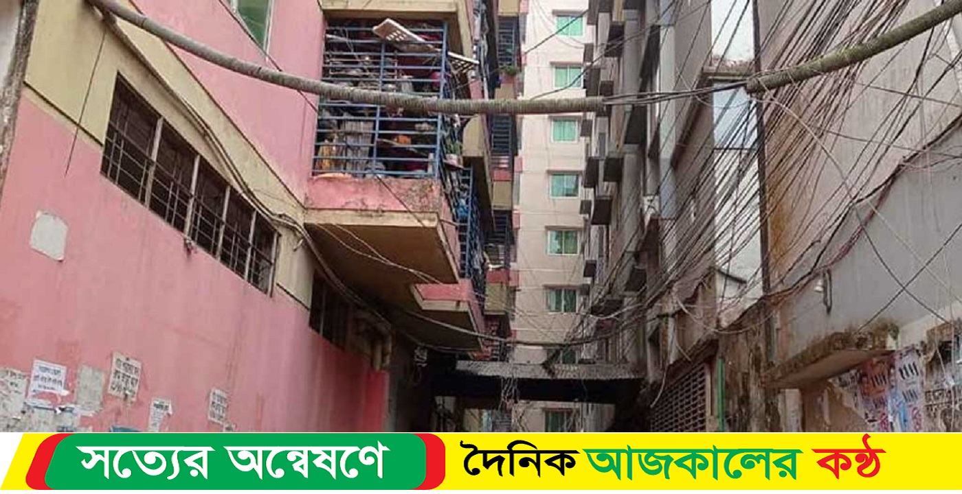 হঠাৎ ১১ তলা ভবনের ছাদ থেকে পড়ে যান