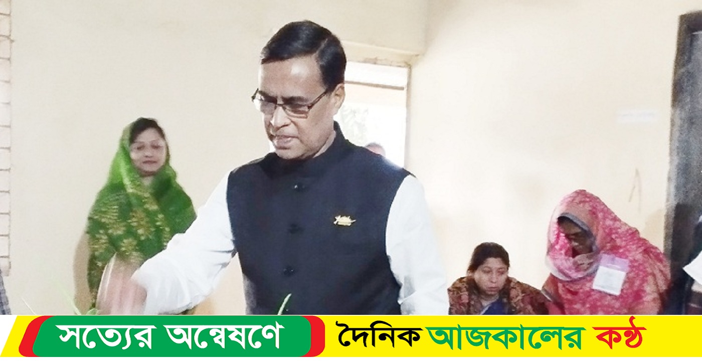 ভোট দিলেন নৌকার প্রার্থী সাজ্জাদুল হাসান