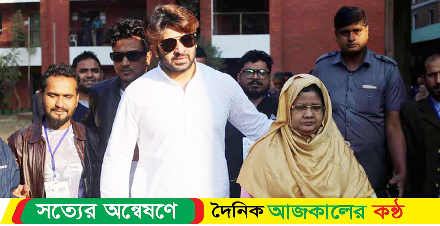 মাকে নিয়ে ভোট দিলেন শাকিব খান
