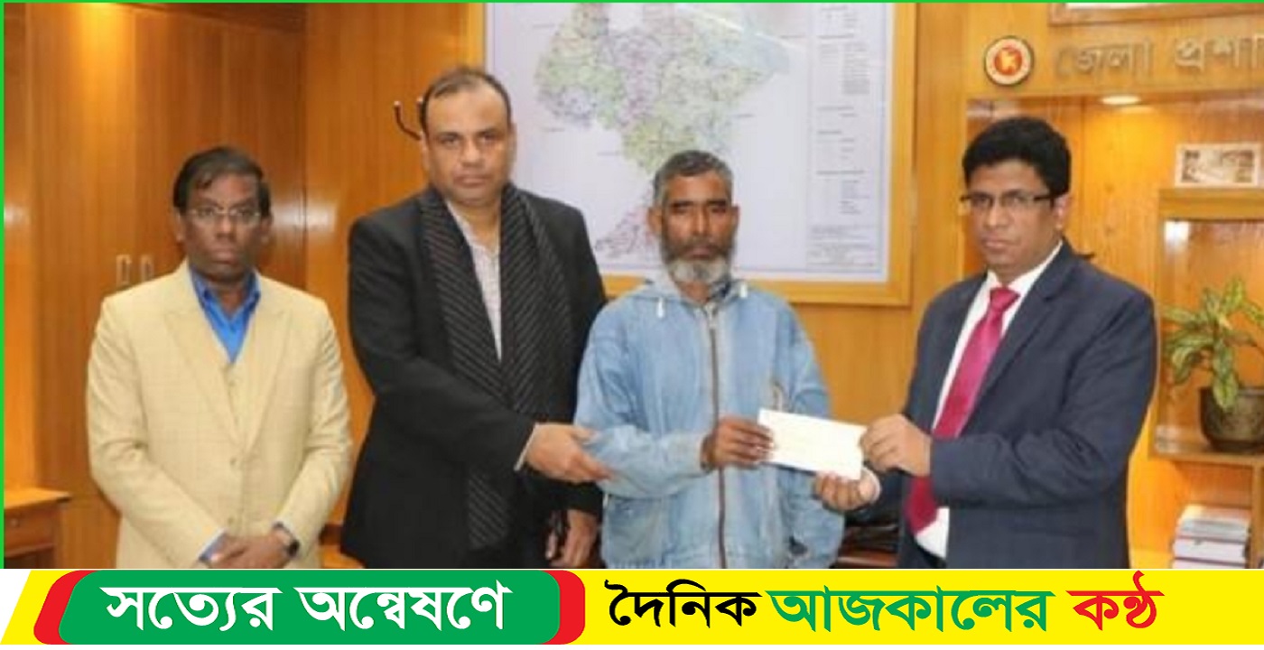 বরিশালে আগুনে পুড়ে নিহত কলেজছাত্র সজীবের পরিবারের পাশে জেলা প্রশাসন