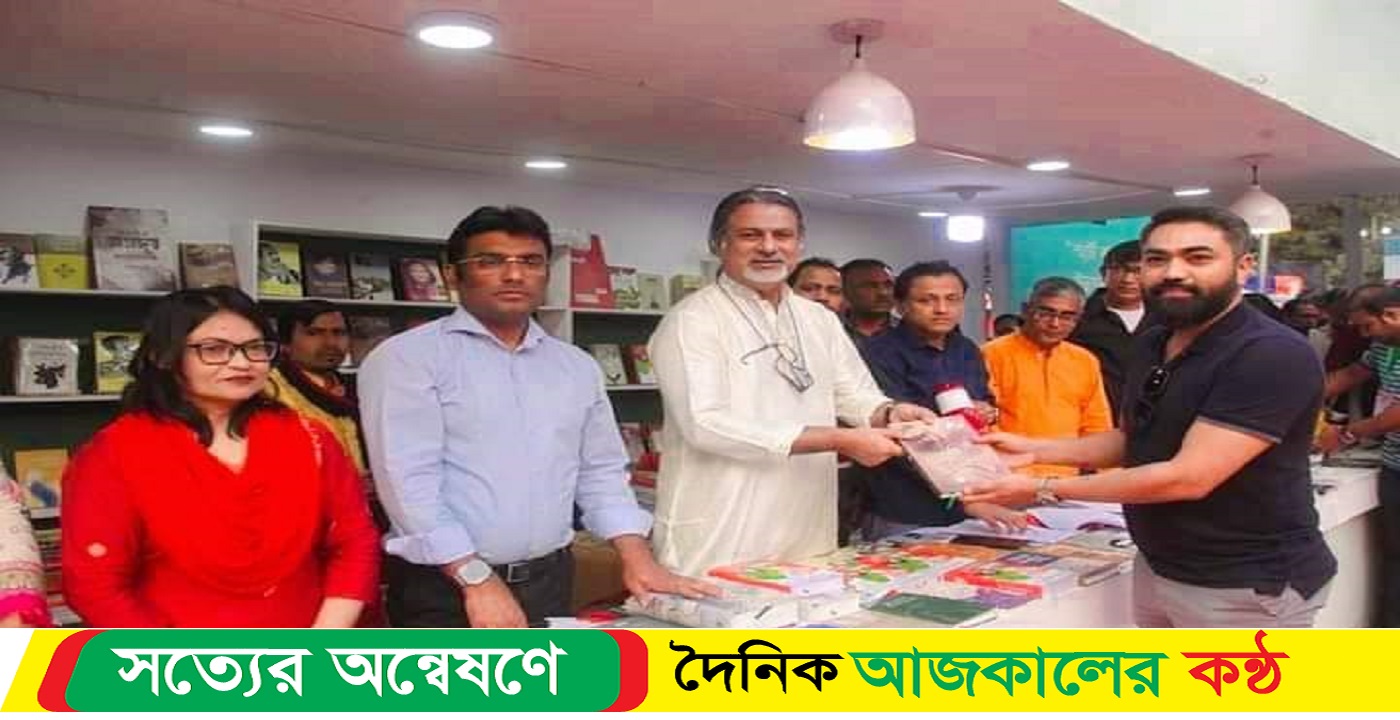 যুবলীগের চেয়ারম্যানের হাত থেকে বই উপহার নিলেন কেন্দ্রীয় যুবলীগ নেতা রাজিব তালুকদার