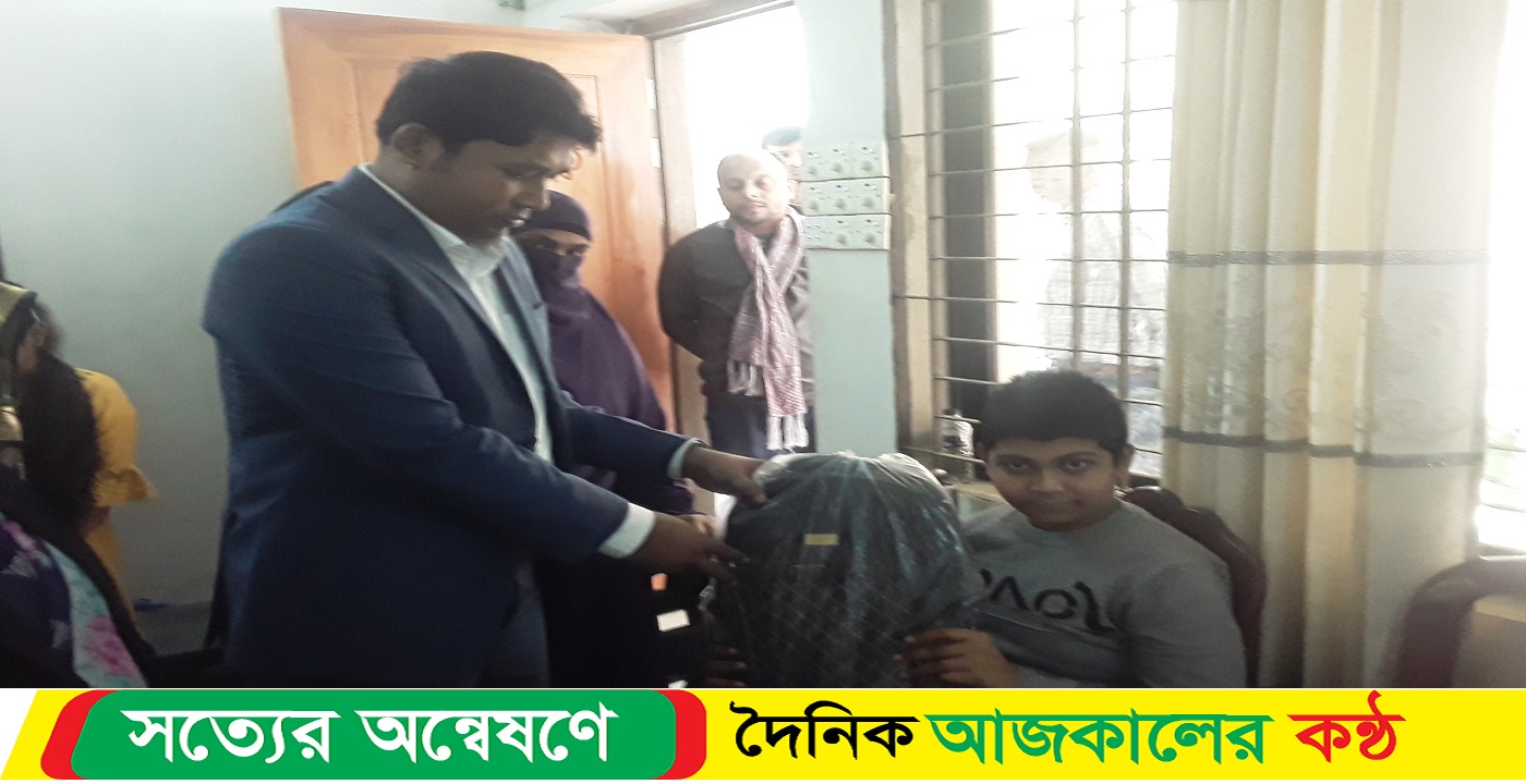 গৌরনদীতে প্রতিবন্ধী শিক্ষার্থীর মাঝে শিক্ষা উপকরণ বিতরণ