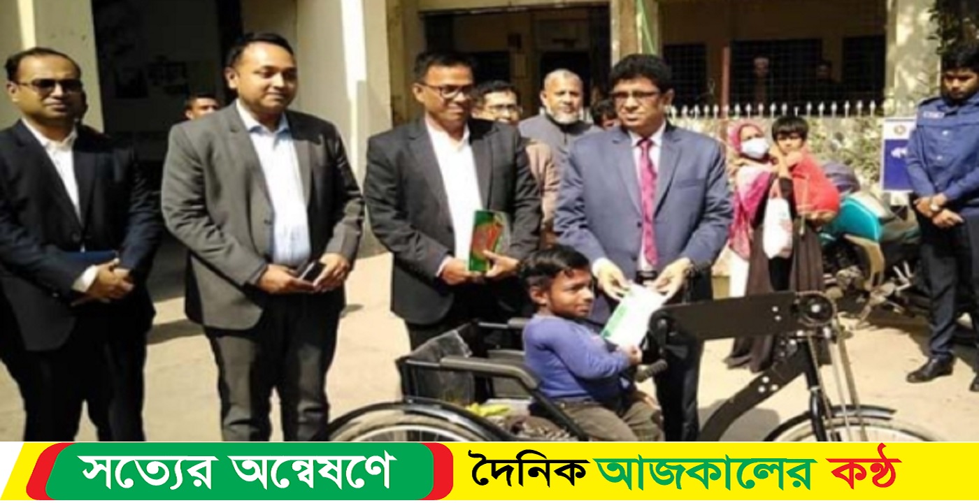 বরিশালে সরকারিভাবে সহায়তা পেলেন এক প্রতিবন্ধী