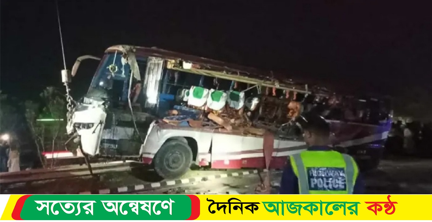 শিবচরে এক্সপ্রেসওয়েতে বাসে ট্রাকের ধাক্কা, নিহত ৪