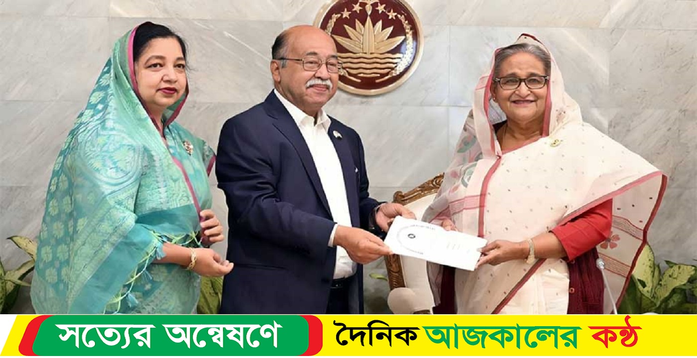 শেখ হাসিনার কাছে ৩ পণ্যের জিআই সনদ হস্তান্তর