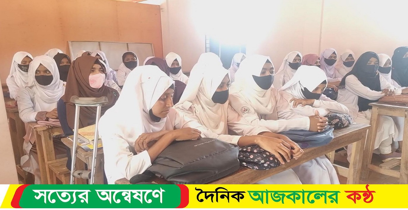 ইয়াছমিন এক পায়ে হেঁটে কলেজে যায়