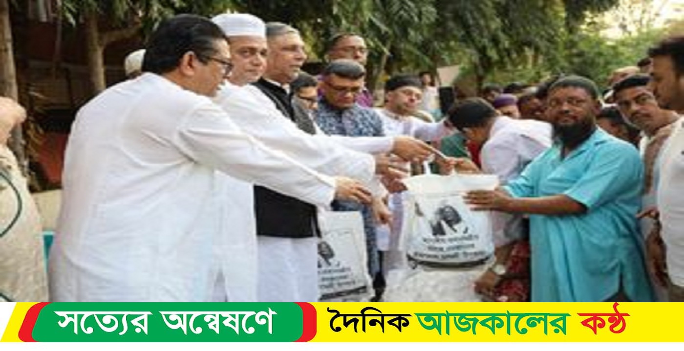 প্রধানমন্ত্রীর পক্ষে দরিদ্র মানুষের মাঝে স্বেচ্ছাসেবক লীগের ইফতার সামগ্রী বিতরণ