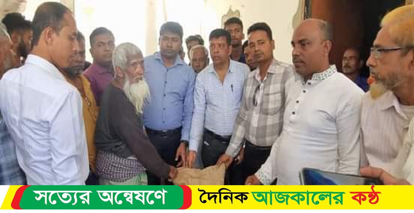 গৌরনদীতে জেলেদের মাঝে চাল বিতরন