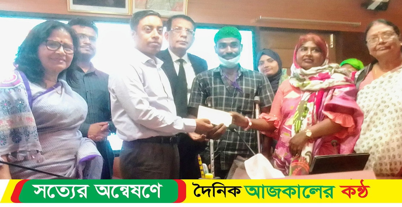 বাগেরহাটে জাতীয় সমাজ কল্যাণ পরিষদের সহযোগিতা এক লাখ টাকার চেক হস্তান্তর