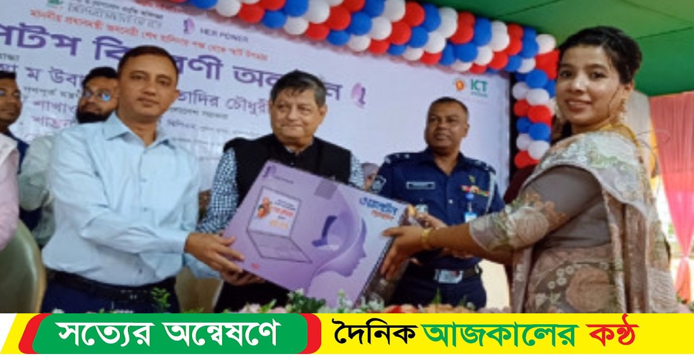 নারী উদ্যোক্তার মাঝে প্রধানমন্ত্রী শেখ হাসিনার উপহার ল্যাপটপ বিতরন করলেন গৃহায়ন ও গণপূর্ত মন্ত্রী