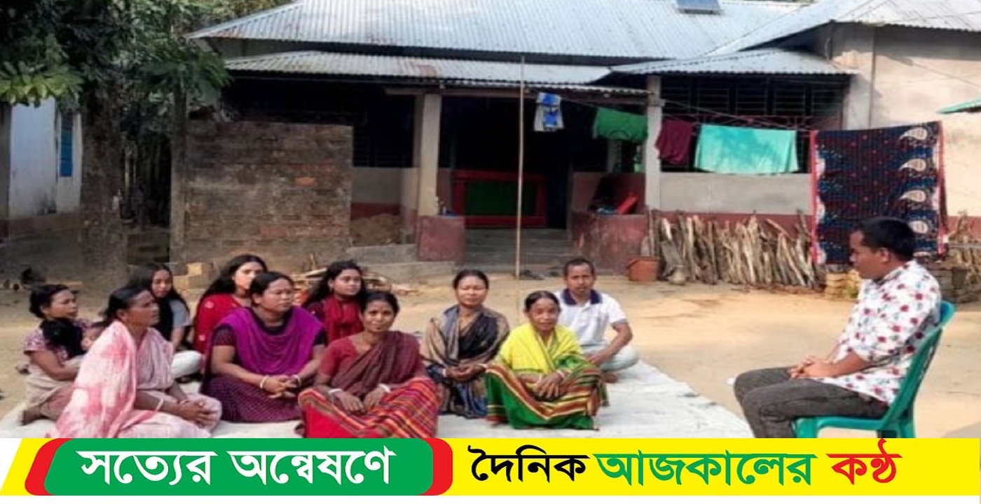 নেত্রকোনায় ক্ষুদ্র নৃগোষ্ঠীর মানুষকে নিজেদের ভাষা শিক্ষা বিভিন্ন বয়সী দিছেন অন্তর হাজং
