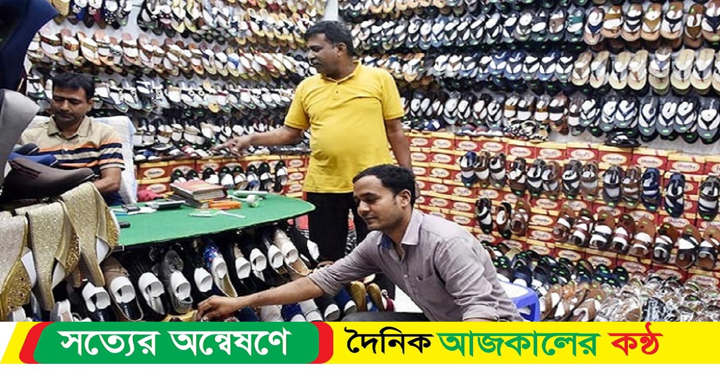 ক্রেতার আকর্ষণের চেষ্টায় দোকানিরা