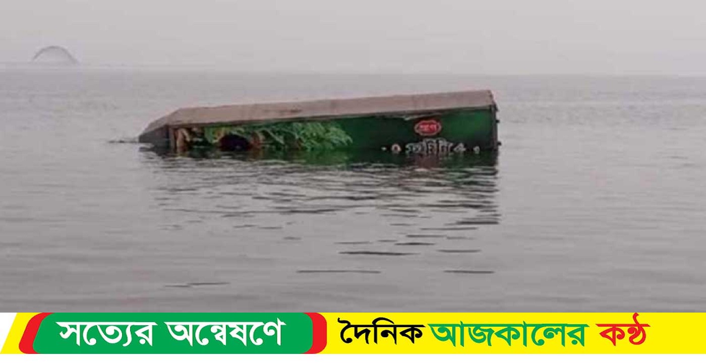 দৌলতদিয়া ঘাটে ফেরি থেকে নামতে গিয়ে ট্রাক নদীতে