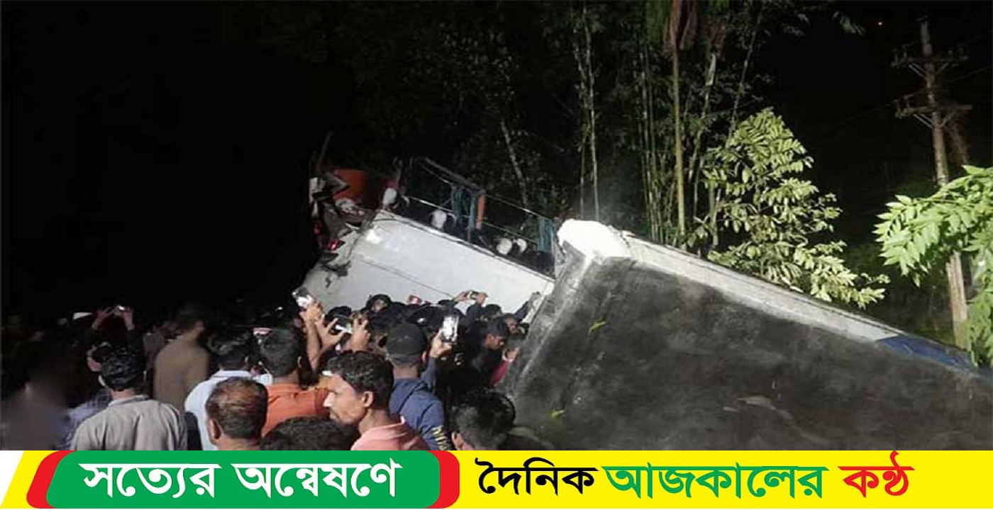 বরিশালে যাত্রীবাহী বাস খাদে পড়ে নিহত ১, আহত ১২